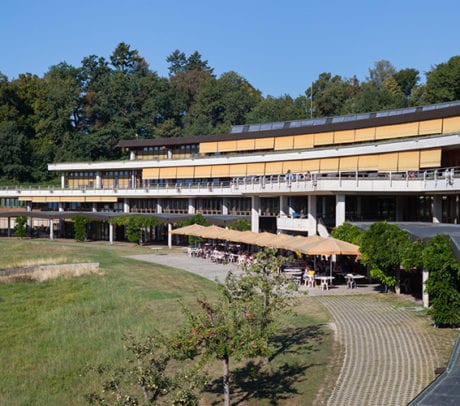 Façade sud de l'Unithèque en été.