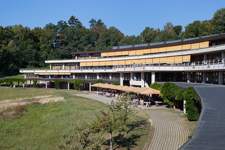 Façade sud de l’Unithèque en été.