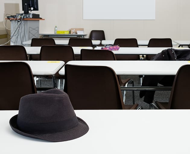 Salle de classe de la BCUL avec un chapeau sur l'une des tables
