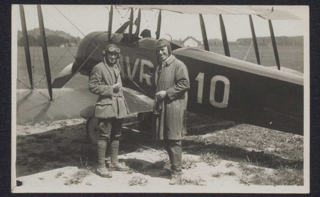 L’aviateur Eric Bradley et le conseiller municipal Paul Rosset avant leur envol au-dessus de Lausanne, photographie Eugène Würgler, carte postale, vers 1920. Fonds de la Collection iconographique vaudoise.