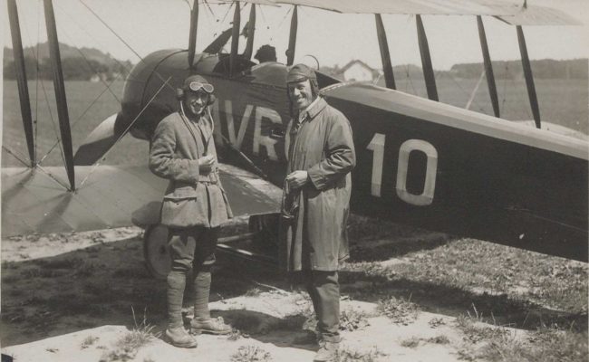 L’aviateur Eric Bradley et le conseiller municipal Paul Rosset avant leur envol au-dessus de Lausanne, photographie Eugène Würgler, carte postale, vers 1920. Fonds de la Collection iconographique vaudoise.