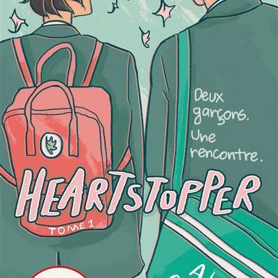 Couverture du premier tome de Heartstopper, deux lycéens marchent côte à côte en se glissant un regard complice.