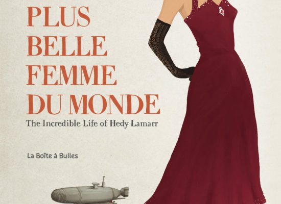 Couverture de la bande dessinée La plus belle femme du monde, avec un dessin d'une jeune femme aux cheveux bouclés noirs, élégamment vêtue d'une longue robe rouge et de gants montants.