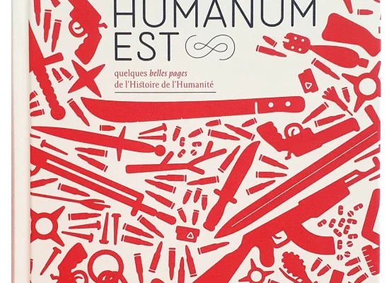 Couverture de l'ouvrage Horror Humanum Est, figurant diverses silhouettes d'armes projectiles divers en rouge sur fond beige.