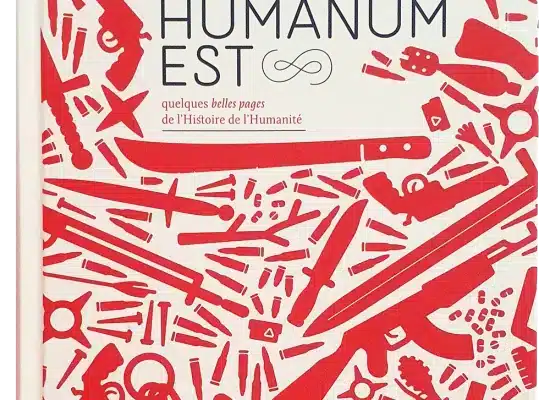 Couverture de l'ouvrage Horror Humanum Est, figurant diverses silhouettes d'armes projectiles divers en rouge sur fond beige.