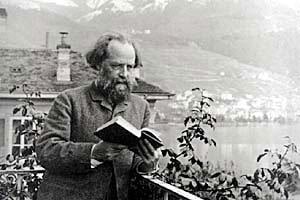 Élisée Reclus,un livre à la main, sur son balcon au bord du lac Léman en 1879.
Public domain, via Wikimedia Commons