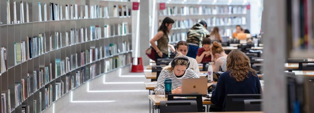 Libre-acces et places de travail occupées par des étudiants dans l'Unitheque, durant l'extension pendant la renovation en août 2025.