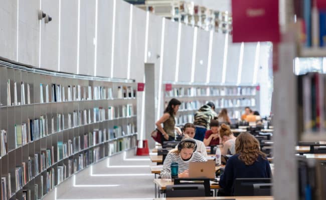 Libre-acces et places de travail occupées par des étudiants dans l&rsquo;Unitheque, durant l&rsquo;extension pendant la renovation en août 2025.