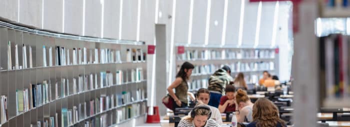 Libre-acces et places de travail occupées par des étudiants dans l'Unitheque, durant l'extension pendant la renovation en août 2025.