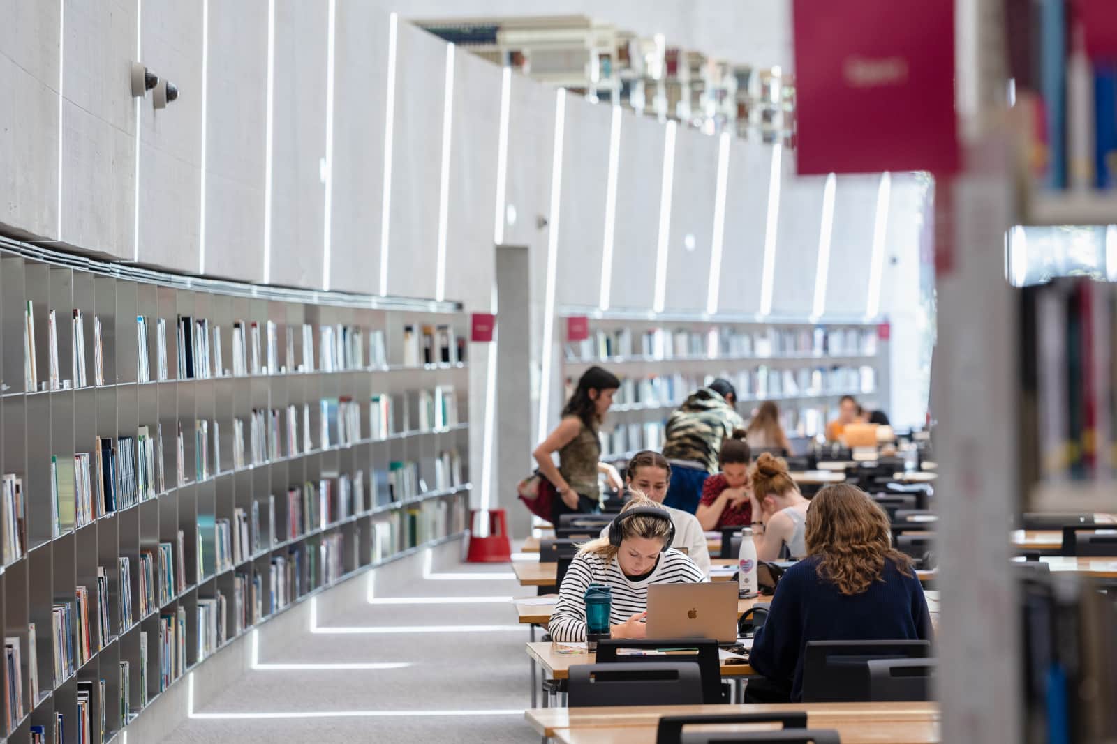 Libre-acces et places de travail occupées par des étudiants dans l&rsquo;Unitheque, durant l&rsquo;extension pendant la renovation en août 2025.